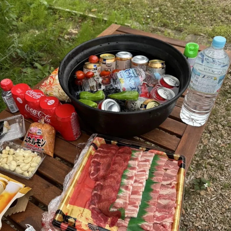 屋根付きBBQスペースと自然